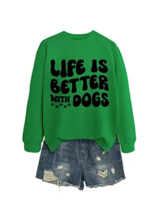 Grüner Langarm-Pullover mit niedlichem Hunde-Print kombiniert mit blauen Jeansshorts.