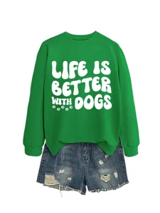 Detailansicht des grünen Sweatshirts mit Hundeprint und zerrissenen Jeansshorts.