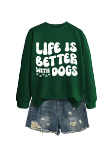Nahaufnahme des grünen Sweatshirts mit weißem Hunde-Zitatprint und niedlichen Pfoten-Details.