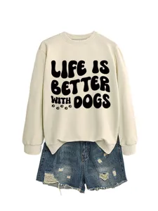 Lässiges Damen Langarm Sweatshirt mit Rundhalsausschnitt kombiniert mit stylischen Jeansshorts.