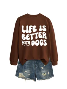 Bequemer brauner Langarm-Sweater für Damen kombiniert mit Destroyed-Jeansshorts im Freizeitlook