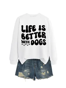 Damen weißes langarm sweatshirt kombiniert mit blauen jeansshorts, lässiger hundespruch top.