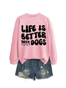 Rosa Rundhals Sweatshirt Detail, schwarzer Hunde Spruch Print, kombiniert mit Jeansshorts.