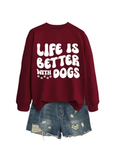 Stilvoller bordeauxroter Damen Pullover mit Hundemotiv kombiniert mit blauen Jeans Shorts.