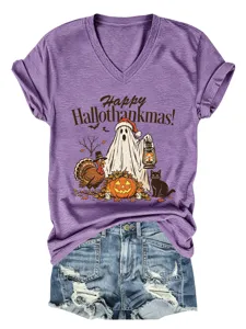 Gedetailleerd uitzicht op de grappige Halloween Kerst mix grafische print op paars v-hals shirt.