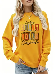 Gros plan d'un sweat-shirt jaune vif pour femme avec une citation amusante de Thanksgiving.