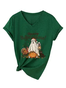 Gedetailleerd overzicht van een groen V-hals t-shirt met korte mouwen en feestprint.
