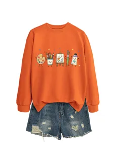 Felpa arancione a maniche lunghe con simpatica stampa artistica e pantaloncini di jeans.