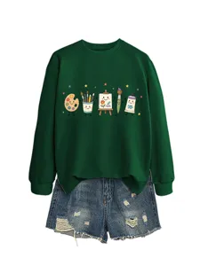 Felpa verde con stampa artistica e pantaloncini di jeans strappati per un look casual.