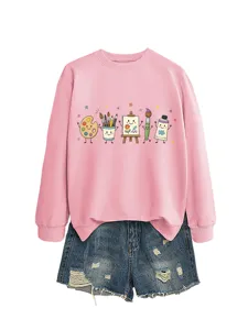 Felpa rosa a maniche lunghe con stampa artistica kawaii abbinata a pantaloncini di jeans.