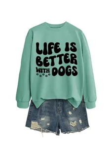 Lässiger mintgrüner Langarm-Pullover mit Hundeprint kombiniert mit Jeansshorts für Damen.