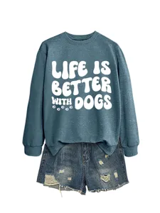 Lässiger Damen Langarm-Sweatshirt mit Hundespruch kombiniert mit modischen Jeansshorts.