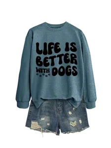 Detailansicht des blauen Sweatshirts mit Hundespruch-Grafik und Destroyed-Jeansshorts.