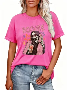 Gros plan détaillé du t-shirt rose élégant à manches courtes avec imprimé squelette tendance.