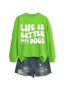 Grüner Damen Sweatshirt mit Buchstabenprint kombiniert mit Destroyed-Denim-Shorts.