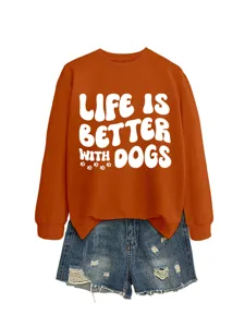 Oranger Damen Sweatshirt kombiniert mit Destroyed Jeansshorts Freizeit Outfit Set für Alltag