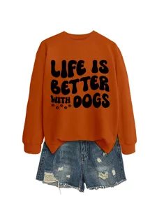 Damen süßer Langarm Pullover mit Hundeprint kombiniert mit Jeansshorts für den Alltag.
