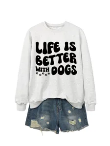 Detailansicht des grauen Pullovers mit Tiermotiv-Druckschrift und lässigen Jeansshorts.
