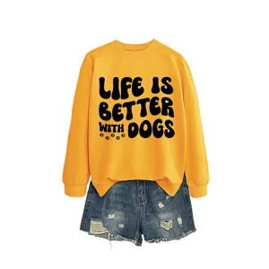Damen gelber Rundhals Pullover mit niedlichem Hunde Spruch Motiv und Jeansshorts.