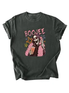 Gros plan sur le t-shirt en coton noir délavé vintage avec graphique squelette rétro.