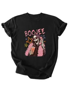 Vue détaillée du t-shirt à manches courtes noir avec graphique squelette tendance et motif.