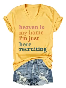 Camiseta de manga corta con cuello en V amarillo casual de mujer con estampado y short.
