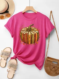 Detailansicht des Buch-Kürbis-Motivs auf rosa T-Shirt mit schicken passenden Accessoires.