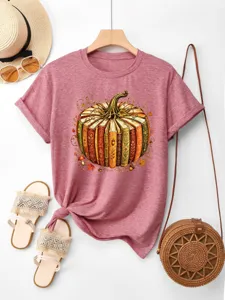 Nahaufnahme des Vintage-Herbst-Kürbis-Buch-Grafikdrucks auf dem altrosafarbenen Kurzarm-T-Shirt.