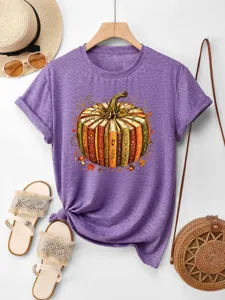 Lila Kurzarm Damen T-Shirt mit einem einzigartigen gestapelten Kürbis Grafik Detail.