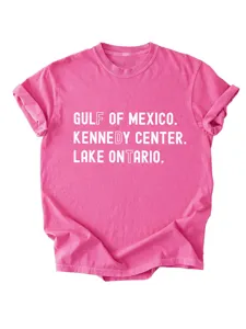 Gedetailleerd overzicht van het roze T-shirt met korte mouwen en de grafische tekst.