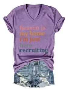 Camiseta mujer casual cuello V manga corta con detalle de estampado de frase motivadora.