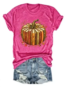 Nahaufnahme der herbstlichen Kürbis-Buch-Grafik auf dem bequemen rosa Kurzarm-T-Shirt-Stoff.