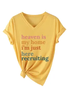 Camiseta casual de mujer con cuello en V y manga corta, estampado de letras y dobladillo nudo.