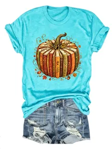 Damen türkis Kurzarm T-Shirt mit kreativem Herbst Kürbis Buch Grafikprint und Jeansshorts.