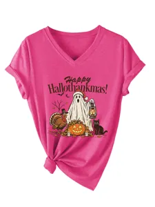 Gedetailleerd overzicht van het roze V-hals t-shirt met grappige feestdagengrafiek en knoop.