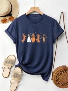 Vista dettagliata della t-shirt a maniche corte blu scuro con stampa di bassotto.