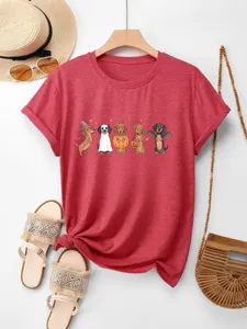 Dettaglio in primo piano di t-shirt da donna a manica corta con simpatico bassotto.