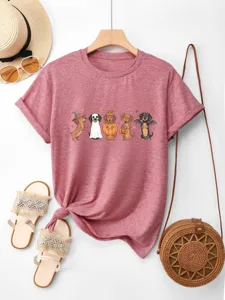 Vista di dettaglio della simpatica grafica bassotto di Halloween sulla t-shirt rosa in cotone.