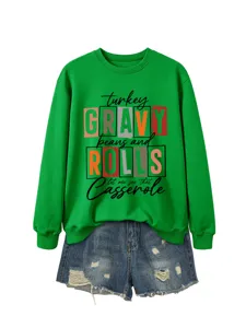 Vue détaillée du sweat vert avec graphique humoristique de Thanksgiving et short en jean.