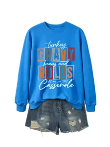 Vue détaillée d'un sweat-shirt graphique bleu pour femme avec short en jean tendance.