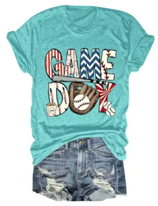 Lässiges Damen Kurzarm Rundhals T-Shirt mit coolem Baseball Thema Motiv Grafik Detail.