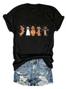 Primo piano dettagliato di una t-shirt nera a maniche corte da donna con stampa bassotto.