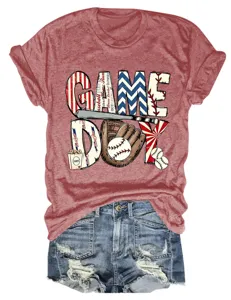 Lässiges Damen Kurzarm T-Shirt mit Game Day Baseball Grafik und coolen Jeansshorts.