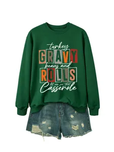 Détail de sweat-shirt graphique vert pour femme avec texte de fête et short en jean.