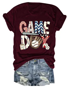 Bequemes burgunderrotes Kurzarm-T-Shirt mit Baseball Game Day Motiv und lässiger Passform.