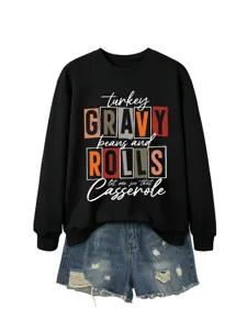 Pull noir à col rond avec imprimé de lettres Thanksgiving associé à un short en jean.