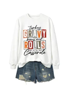 Sweat-shirt blanc à manches longues et col rond assorti à un short en jean pour femme.