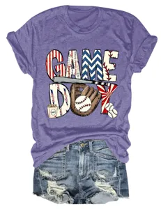 Damen lila Kurzarm T-Shirt mit einem lustigen Game Day Baseball Grafikdruck lässig.