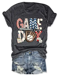 Nahaufnahme des dunkelgrauen Grafik-T-Shirts mit einem stylischen Game-Day-Baseball-Druck.