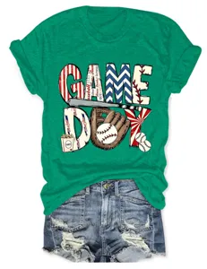 Lässiges grünes Damen Kurzarm T-Shirt mit Game Day Baseball Grafik und Jeansshorts.